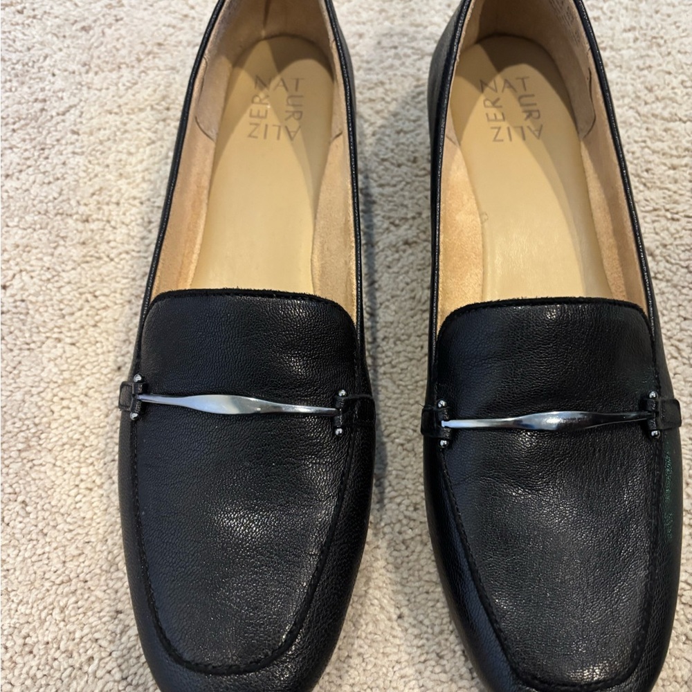 Naturalizer 10.5 Black Leather Loafers Flats stylish silver accent SOFT!